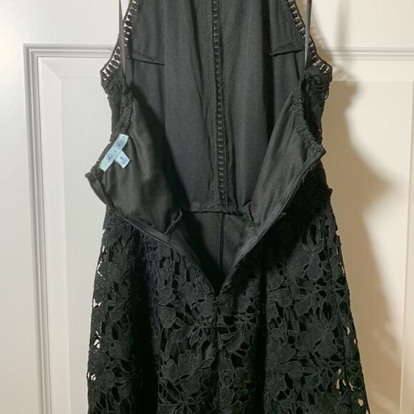 She + Sky Size Small lace open back romper - Picture 5 of 10